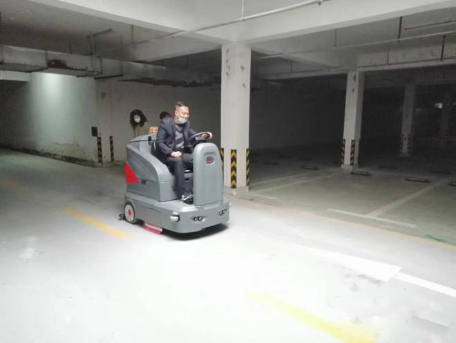 黄山小区物业保洁不用人力改用驾驶式洗地机了